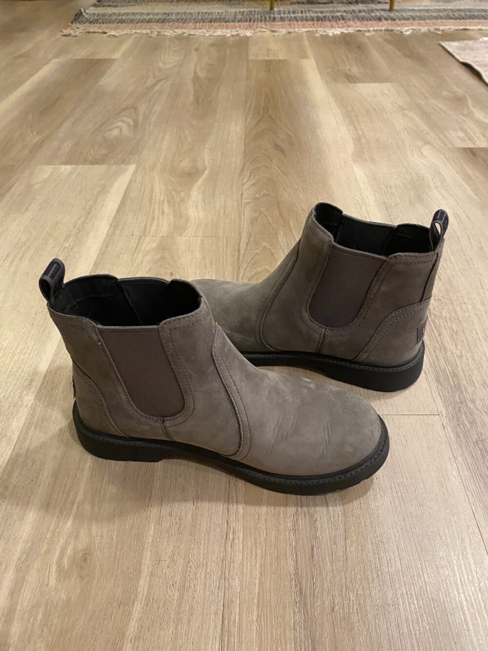 UGG Chelsea Bolden Boots Fits Women’s 5.5-6 Kids Size 4 Taupe Like New!